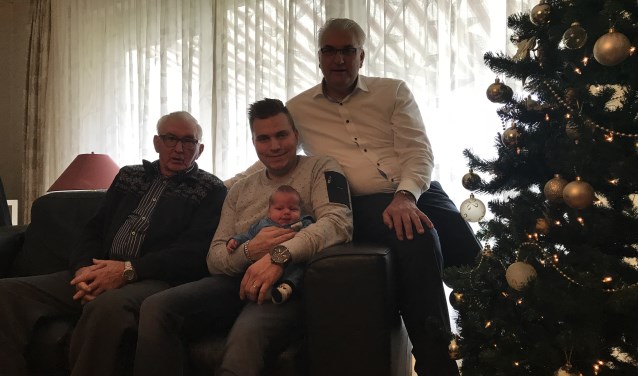 Samen bij Opa Radboud Sommers aan De Meidoorn in Didam. Foto: Mariëtte Sommers-Kip