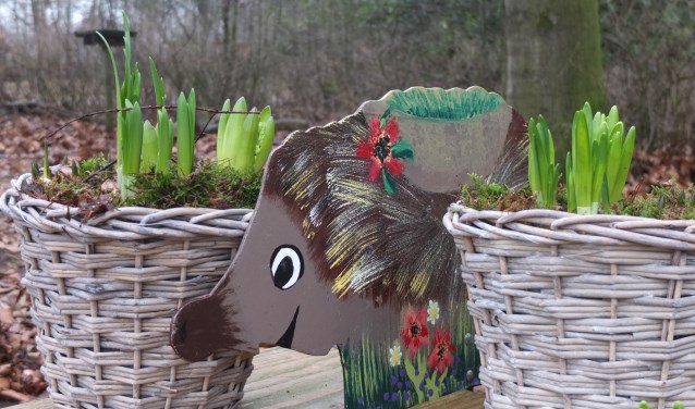 Egel Prik bij de mand met bolletjes. In april zullen de kinderen Egel Prik tegenkomen in het bos. Foto: PR Staring educatie