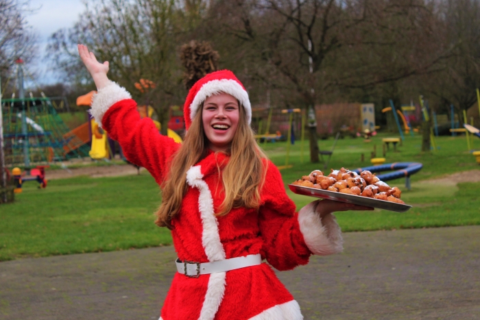 Oliebollenfeest met het kerstmeisje in Het Land van Jan Klaassen