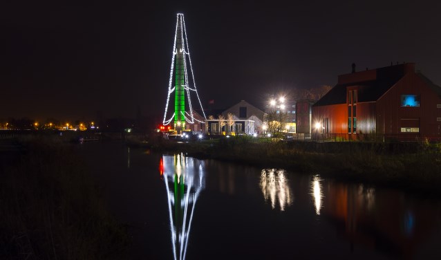 De Fakkel in kerstsfeer; Op de cortenstalen wand is de fotogalerij. Foto: Henk van Raaij