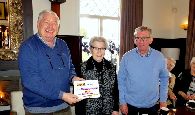Bennie Mulling (r) en Netje Berndzen-Kniest hebben Wim Hendriksen een cheque overhandigd. Foto: PR