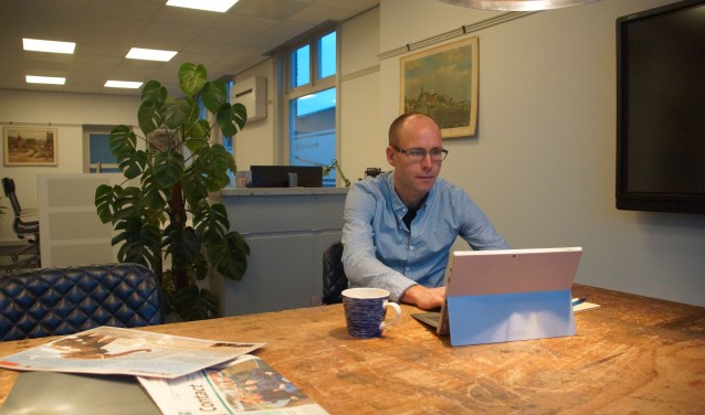 Wim Bielderman op zijn nieuwe werkplek aan de Dorpsstraat 20. Foto: Bernadet te Velthuis