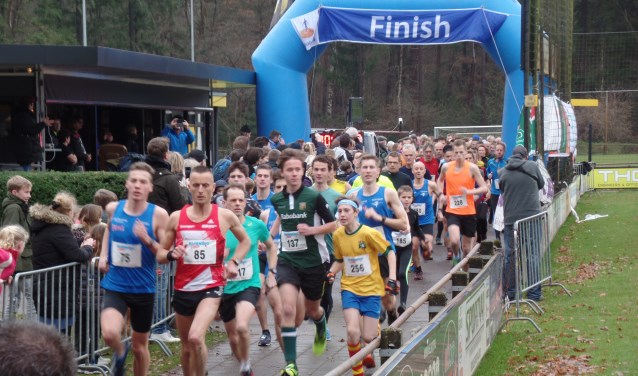 De start van de vijf kilometer met als winnaar Bob te Lindert uit Heelweg met startnummer 75 (links). Foto: Jan Hendriksen