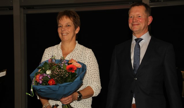 Diny Nijkamp is Vrijwilliger van het Jaar 2017, hier met wethouder Antoon Peppelman. Foto: Achterhoekfoto.nl/Liesbeth Spaansen