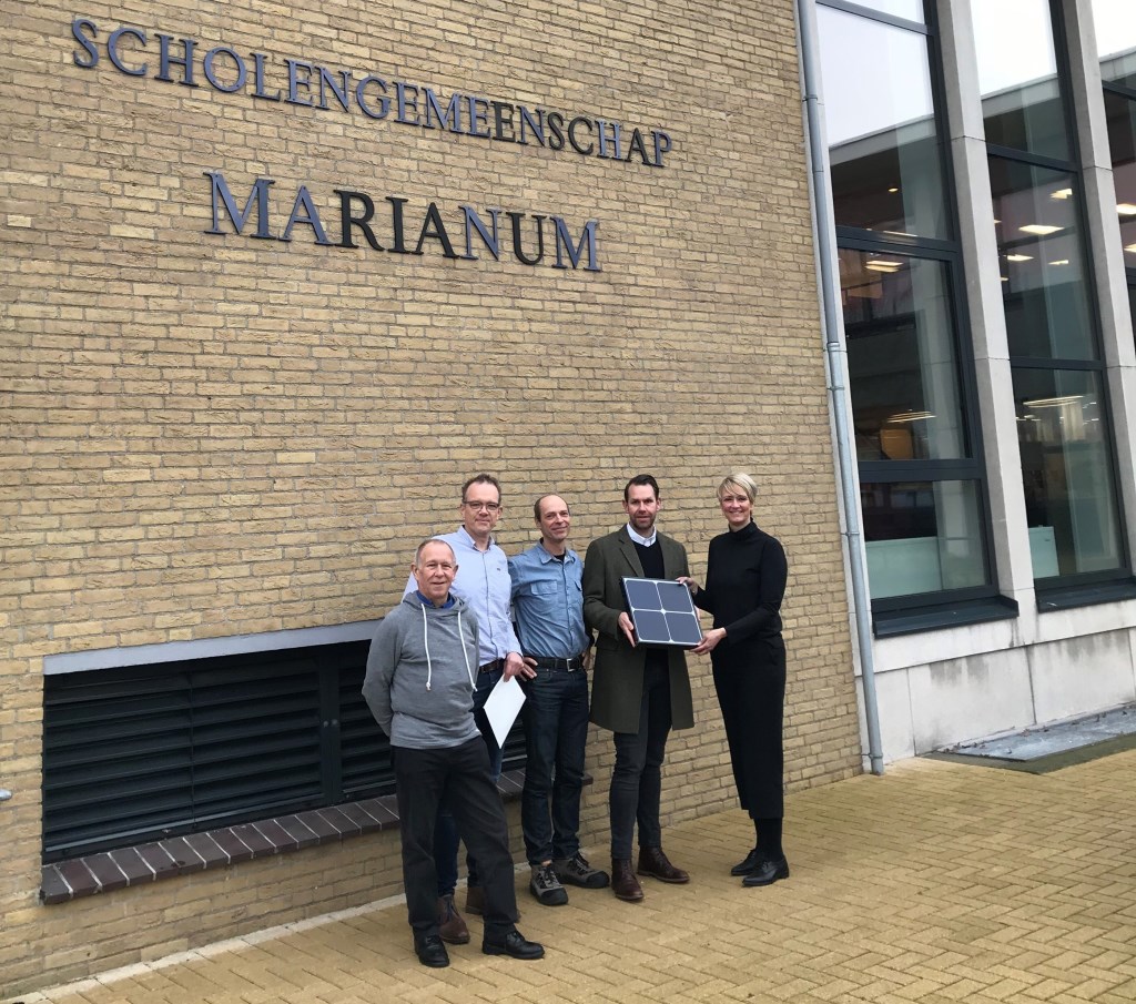 van links naar rechts: Theo Sprenkeler en Paul Wallerbos (Groenkracht Groenlo), Frank Severins (facilitair manager Marianum), Dominic Monasso (Tenten Solar) en Margreet Rave (hoofd organisatie en bedrijfsvoering Marianum).