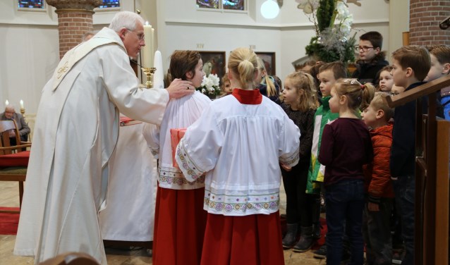 Kinderen verzamelen voor Kinderwoorddienst Driekoningenviering
