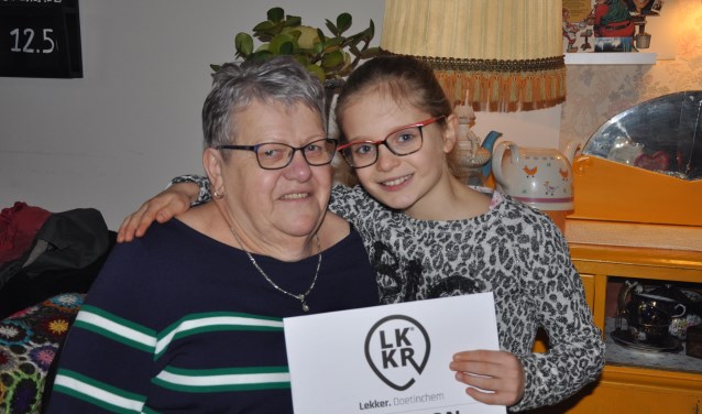 De 9-jarige Dena wenste voor haar oma een warme chocomel, omdat ze er altijd voor haar is. Foto: PR