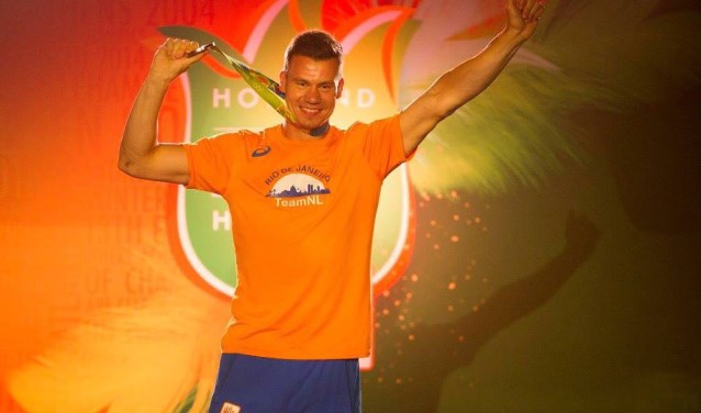 Jelle van Gorkom tijdens de Olympische Spelen in het Holland Heineken House om zijn medaille te laten zien.Foto: PR Jelle van Gorkom