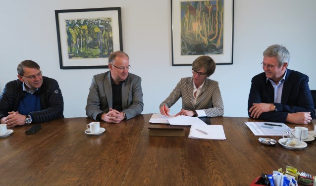 Gadegeslagen door Jos Rouwmaat links en Vincent van Uem rechts, zetten Annette Bronsvoort en Hans Rouwmaat hun handtekening onder de intentieverklaring. Foto: Theo Huijskes