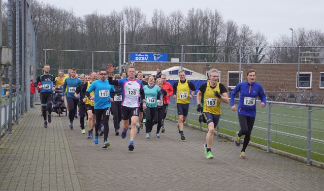 Winnaar bij de tien km werd Rudi Ruesink, op de foto zwaaiend. Foto: Frank Vinkenvleugel