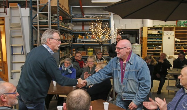 Jan van de Waal wordt hartelijk bedankt voor zijn jarenlange inzet. Foto: PR