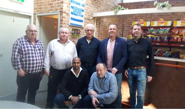 De jubilarissen bij VVL, met geheel rechts voorzitter Alex Knippers. Foto: PR