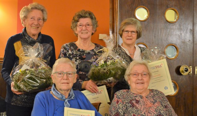 V.l.n.r. (staand) Gonda van Hof, Gerda Herberts en Hansje van Beek en (zittend) Joke Masselink en Frieda Wiltink. Foto: PR
