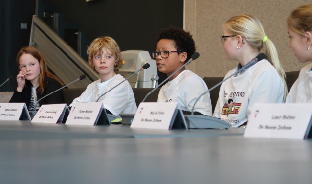 Tijdens de kinderraadsvergadering konden kinderen zelf als raadslid optreden. Foto: Luuk Stam