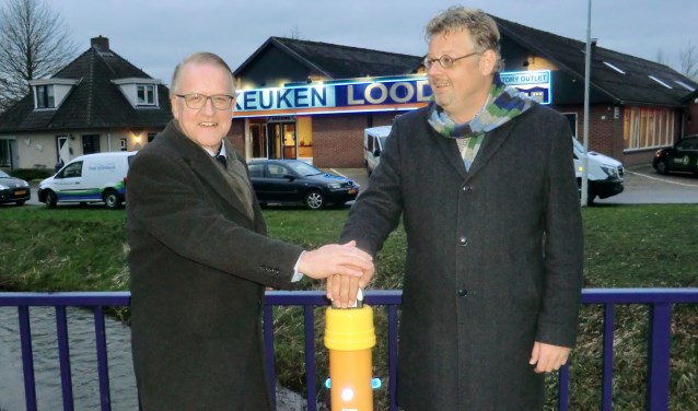 De wethouders Sluiter en Drenth (r) drukken gezamenlijk op de knop. Foto: Walter Hobelman