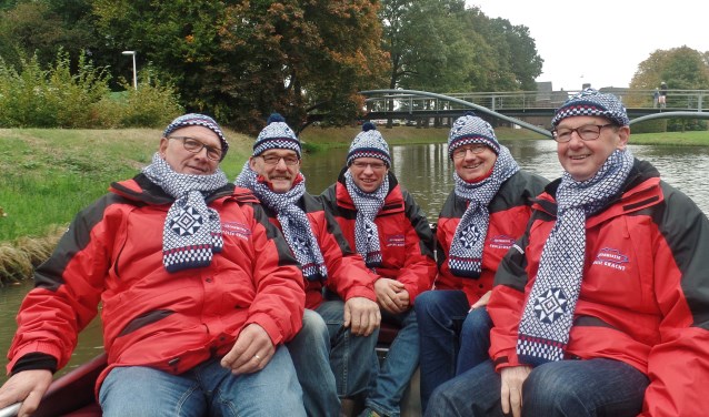 De Vrijwilligersclub Grolse Gracht met uiterst links Hennie Wildenborg. Foto: Henri Walterbos