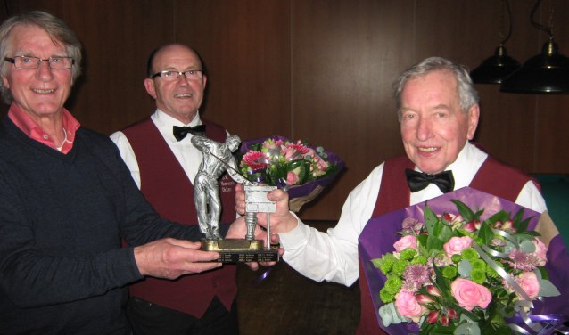 Winnaar Joop Kleinpenning (r) en Willy Gieling (midden) na de finale. Foto: PR