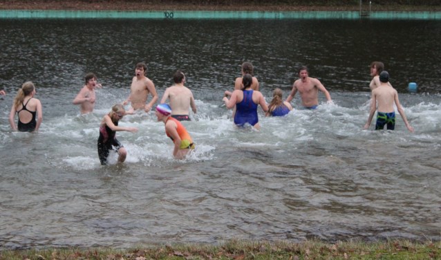 Natare-leden trotseren de kou in het buitenbad. Foto: PR