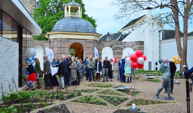 Bezoekers kwamen tijdens de opening via de schelpenkoepel binnen. Foto: Alize Hillebrink