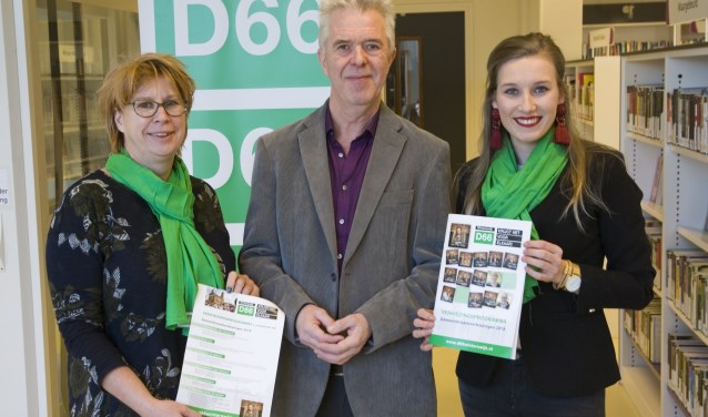Esther Teunissen (links) en Loes ten Dolle flankeren directeur Ton Mengerink van de bibliotheek. Foto: PR