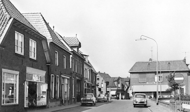 Kerkplein in Varsseveld begin jaren '60 met op de achtergrond de bekende winkel 't Hooge Huus. Foto: collectie Gerard Bruil