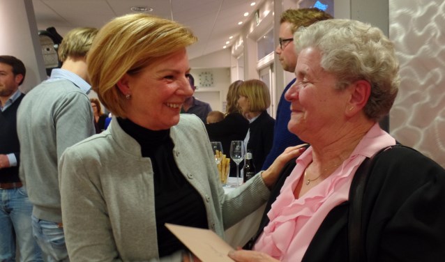 Gracia Rouwen (l) neemt de felicitaties in ontvangst van Gerda Grotenhuijs. Foto: Jan Hendriksen