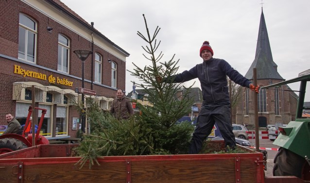 De CJV in actie om kerstbomen op te halen. Foto: Frank Vinkenvleugel