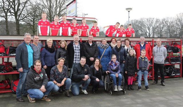 De JO11-9 van AZSV met hun 'aanhang'. Foto: Cor Hinkamp