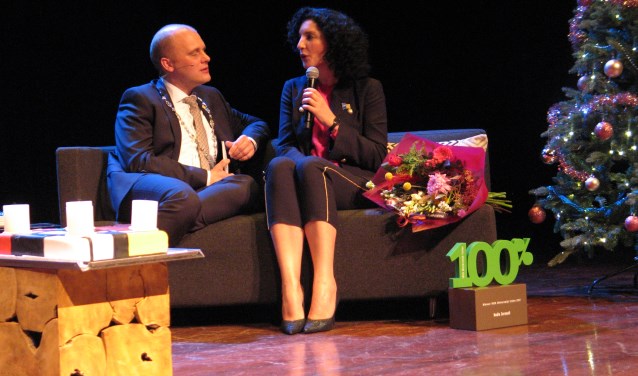 Promotieprijswinnaar Nadia Zerouali beantwoordt een vraag van de burgemeester. Foto: Bernhard Harfsterkamp