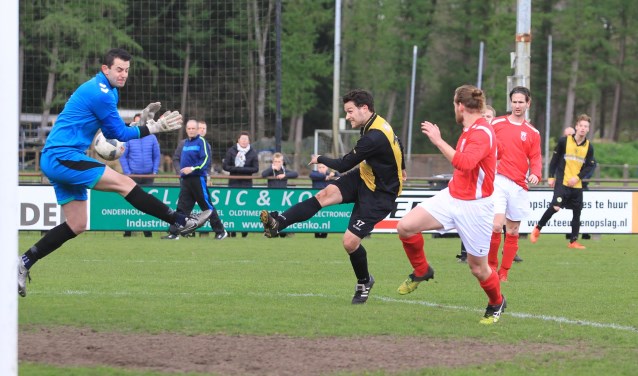 Frank Hiddink scoort één van zijn 75 doelpunten. Foto: archief