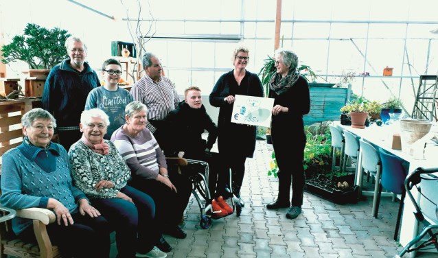 De overhandiging van de cheque. Foto: PR