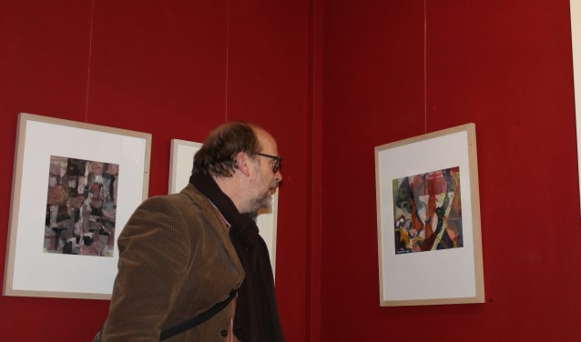 Henk Rijks bekijkt de expositie. Foto: Leo van der Linde