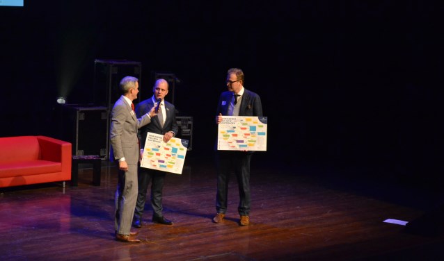 Peter Rikken (links) heeft de Groeiagenda overhandigd aan de burgemeesters Boumans en Bengevoord (midden). Foto: Leander Grooten