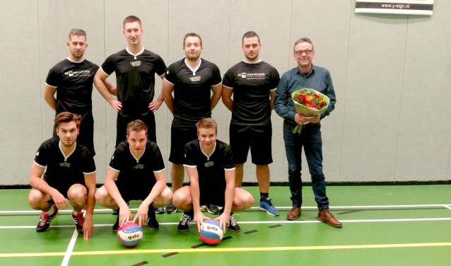 Stratenvolleybalteam las TorTiTas met Bert Woerts. Foto: PR
