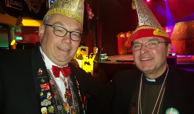 Jan Riesewijk (l) en pastoor Herman de Jong beleven een fantastische avond tijdens de eerste pronkzitting van CV De Knunnekes. Foto: Kyra Broshuis