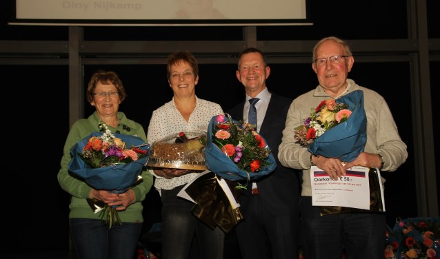 Stienie Eggink-Regelink, vrijwilliger van het jaar 2017 Diny Nijkamp, wethouder Antoon Peppelman en Jan Memelink. Foto: Achterhoekfoto.nl/Liesbeth Spaansen