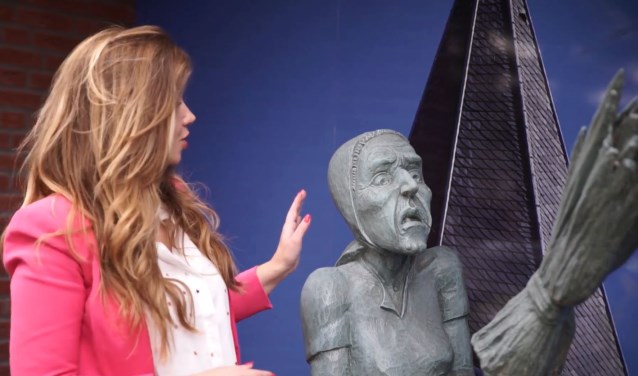 De presentatrice van het filmpje bij het beeld van Smoks Hanne. Foto: PR