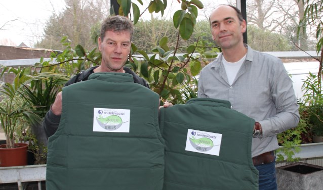 Richard Jongetjes (links) en Ewout Wessels met de speciale bodywarmers. Foto: Hans Asmann