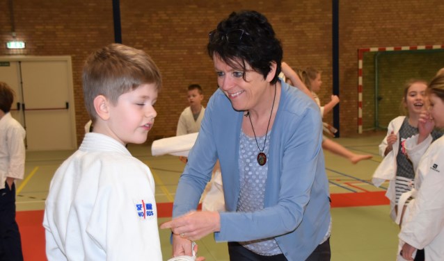 José van Hal springt in haar tweede week als directeur van de Pannevogel net zo gemakkelijk in voor een afwezige juf van groep vijf en helpt bij de speciale gymles; judoles van Judoschool Pot. Foto: Alice Rouwhorst
