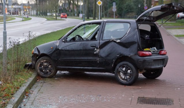 De auto op de Oversluis na het ongeval. Foto: News United/112 Achterhoek-Nieuws