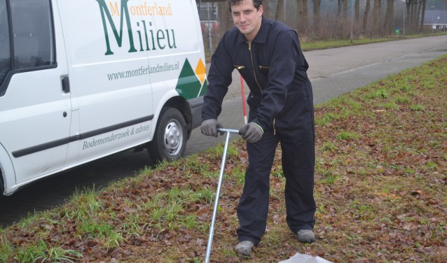 Arjan Ellmann in de weer met een grondboor. Foto: Joke Burink