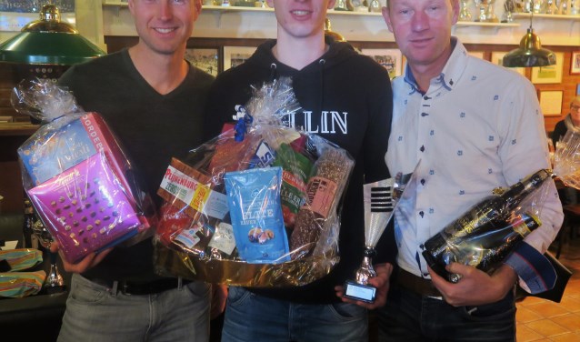 Winnaar Nieuwjaarsloop 2018 Max de Vries (midden) met links Wouter Scharenborg (tweede) en rechts Christian Reinders (derde). Foto: Theo Huijskes