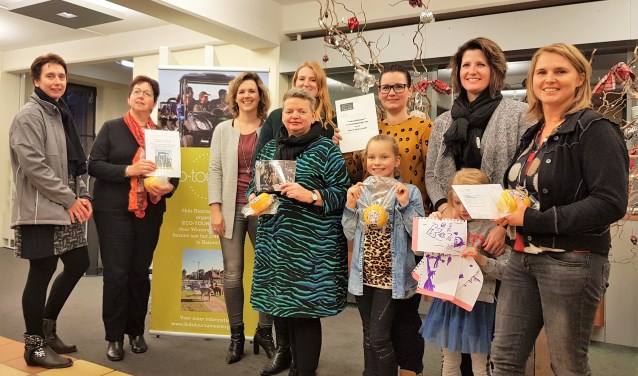 Op de foto staan van links af Belinda Raterink van Huls, Hetty Boomkamp, Imke te Selle van 100% Winterswijk, Diny Hogenkamp, Saskia Hoogervorst van Villa Mondriaan, Tamara Lensink met haar dochter, Heike Wubbels van 't Spek-ende met haar dochter en Sandra Esendam-Kingma. Foto: Bert Roeterdink