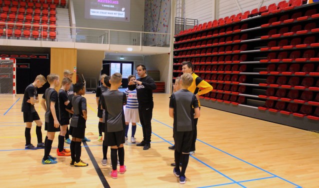 Stojan Visser coacht kids tijdens Pelota MasterClass. Foto: Roel Tomassen