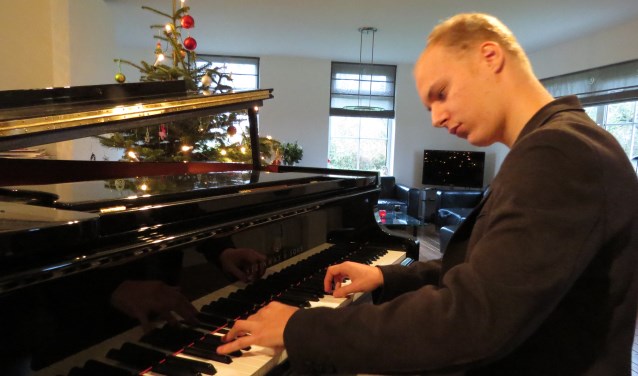 Jorrick Simmes debuteert op het Nieuwjaarsconcert in Kasteel Huis Bergh. Foto: Josée Gruwel