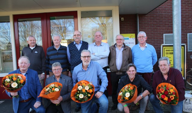 De heren van de supportersvereniging en de jubilarissen. Foto: Marlous Velthausz