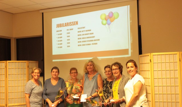 Vijf van de tien jubilerende collectanten werden gehuldigd door de collectecoördinatoren. De niet aanwezige jubilarissen kregen hun attentie thuisbezorgd. Foto: PR