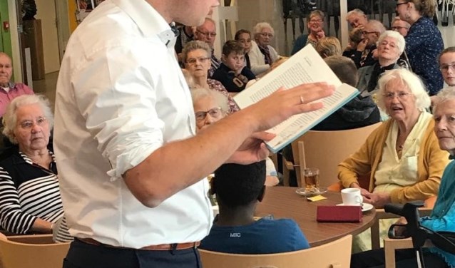 Wethouder Hans te Lindert leest voor. Foto: Annet Wamelink