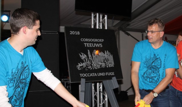Bas Tieltjes (l) en Rob Overbekking onthullen de herinneringsplaquette. Foto: Annekée Cuppers