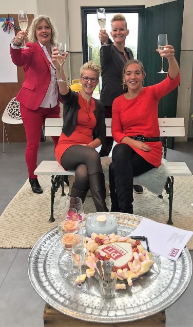 Annemieke Bremmer (links zittend), Johanna Oosterbaan (ernaast), Caroline Sanders (links staand) en Ingeborg van der Oord dagen uit om mee te doen aan het PIT-festival. Foto: Josée Gruwel
